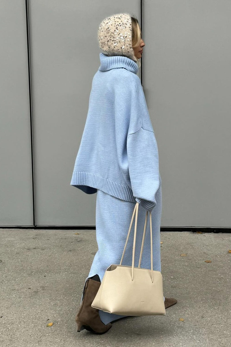 Gebreide dames rokset met oversized coltrui en maxirok in lichtblauw