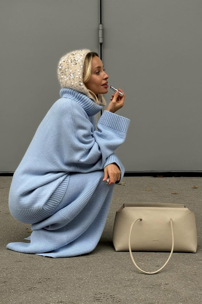 Lichtblauwe gebreide rokset met oversized coltrui en maxirok, zijaanzicht