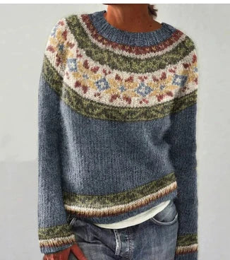 Blauwe gebreide dames trui met crèmekleurig Fair Isle patroon op de pas en ronde hals