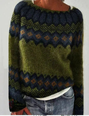 Groene gebreide dames trui met donker Fair Isle patroon op de pas en ronde hals