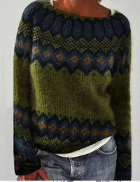 Groene gebreide dames trui met donker Fair Isle patroon op de pas en ronde hals