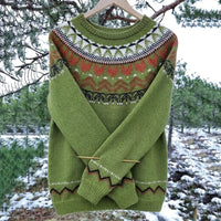 Groene trui met ronde hals en geometrisch motief rond de schouders