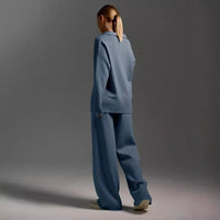 Achterkant van de blauwe gebreide set met ruime trui