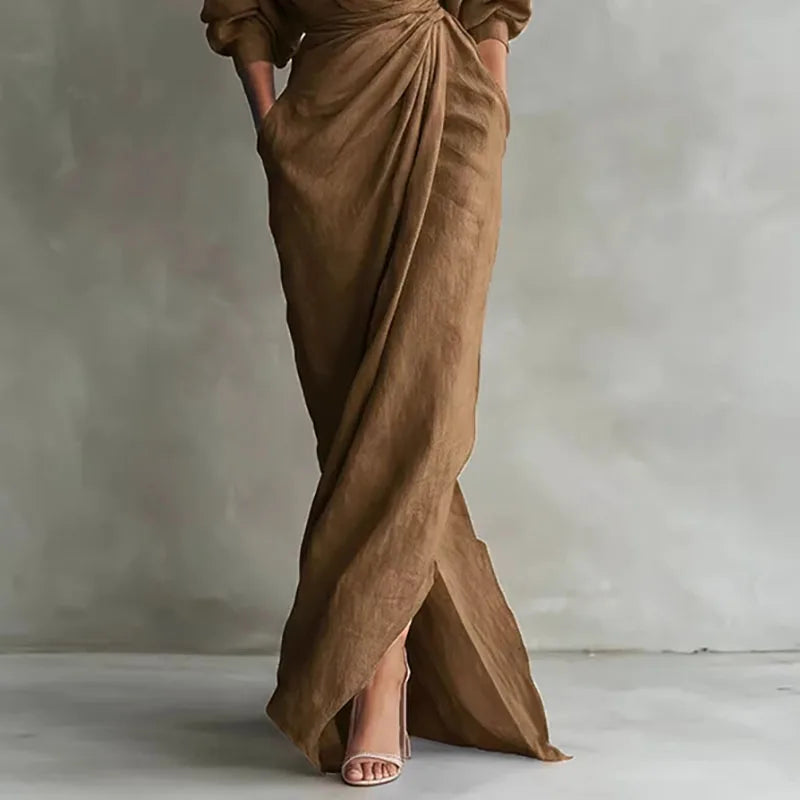 Bruine maxi-jurk met geknoopte taille en split aan de voorkant