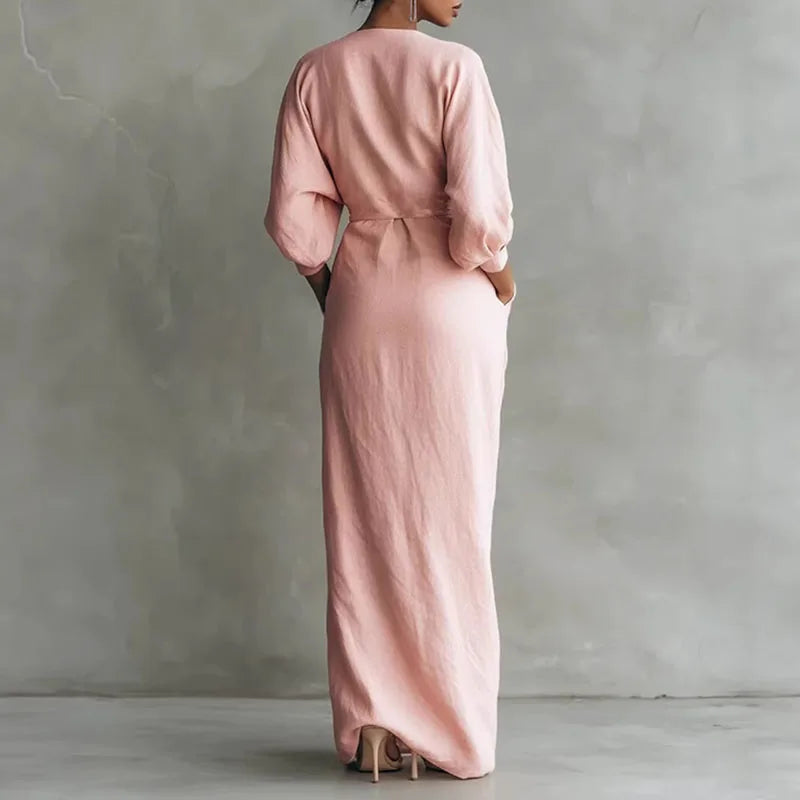 Achterkant van de roze maxi-jurk met gedrapeerde rok