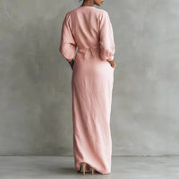 Achterkant van de roze maxi-jurk met gedrapeerde rok