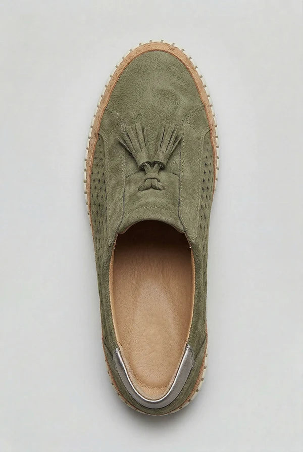 Groene sneaker met kwastjes op de wreef en geperforeerd patroon