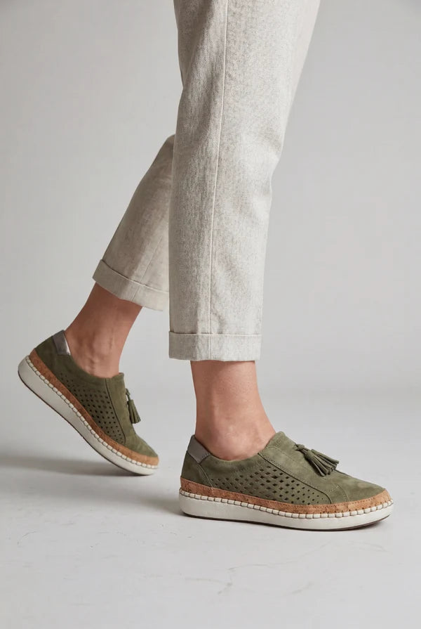 Groene geperforeerde dames instapsneakers gedragen bij een lichte broek