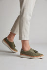 Geperforeerde Dames Instapsneakers Met Kwastjes En Kurklook Rand