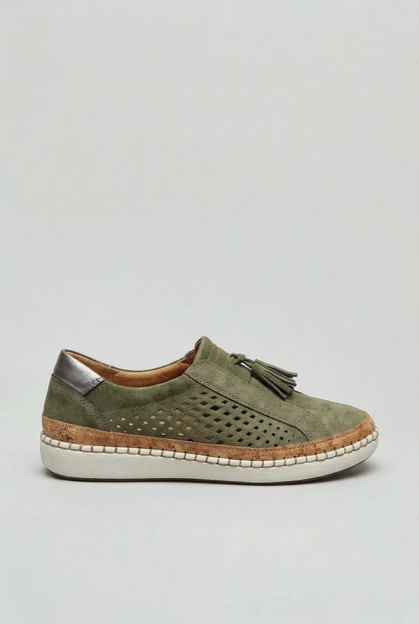 Groene instapsneaker van opzij met zilverkleurig hielstuk