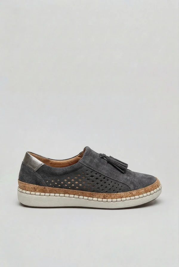 Zwarte instapsneakers met geperforeerd bovenwerk en gestikte zool