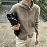 Geribd gebreid dames vest met hoge col en knoopsluiting in taupe