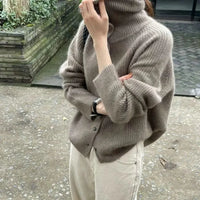 Geribd gebreid dames vest met hoge col en knoopsluiting in taupe, foto 2