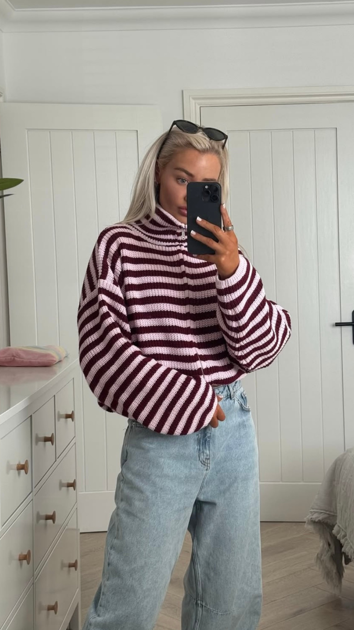 Oversized gestreept dames vest met hoge kraag, gedragen op een lichte jeans
