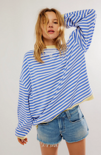 Gestreepte oversized dames sweater in blauw-witte strepen met contrasterende boorden, vooraanzicht