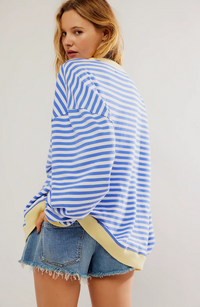 Gestreepte oversized dames sweater in blauw-witte strepen met contrasterende boorden, achteraanzicht