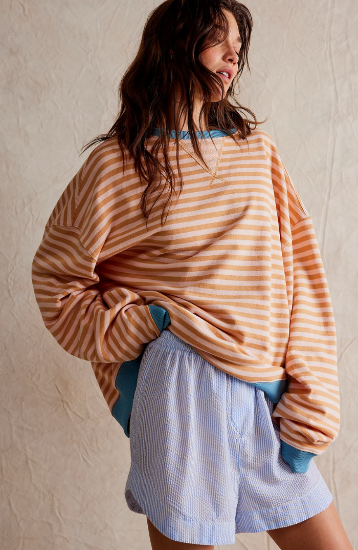 Gestreepte oversized dames sweater in perzikkleurige strepen met contrasterende boorden, vooraanzicht