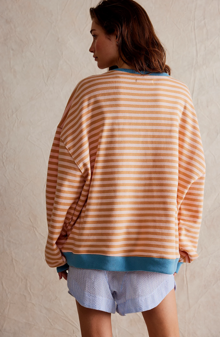 Gestreepte oversized dames sweater in perzikkleurige strepen met contrasterende boorden, achteraanzicht