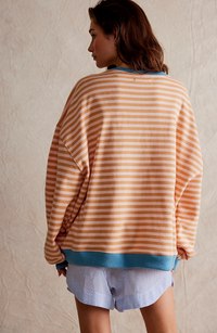 Gestreepte oversized dames sweater in perzikkleurige strepen met contrasterende boorden, achteraanzicht