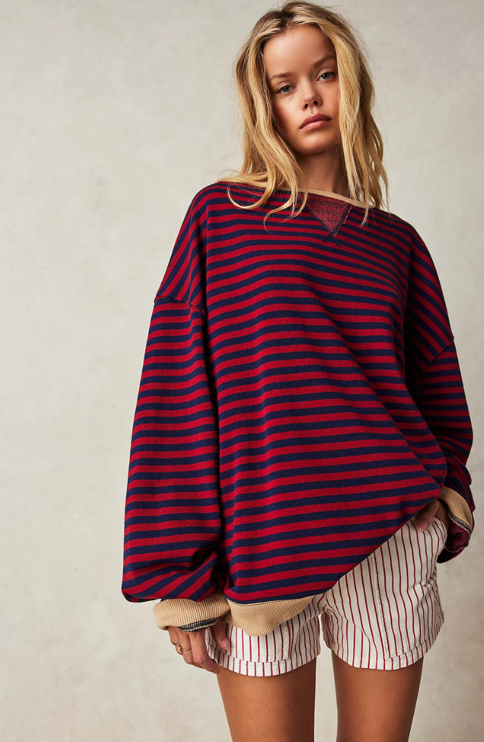 Gestreepte oversized dames sweater in rood-marineblauwe strepen met contrasterende boorden, vooraanzicht