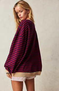 Gestreepte oversized dames sweater in rood-marineblauwe strepen met contrasterende boorden, achteraanzicht