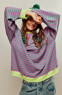 Gestreepte oversized dames sweater in roze-groene strepen met contrasterende boorden, vooraanzicht