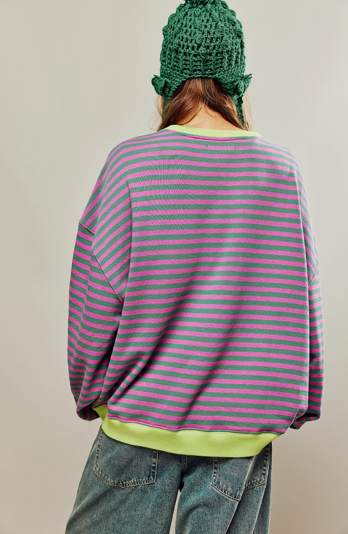 Gestreepte oversized dames sweater in roze-groene strepen met contrasterende boorden, achteraanzicht