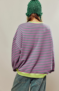 Gestreepte oversized dames sweater in roze-groene strepen met contrasterende boorden, achteraanzicht