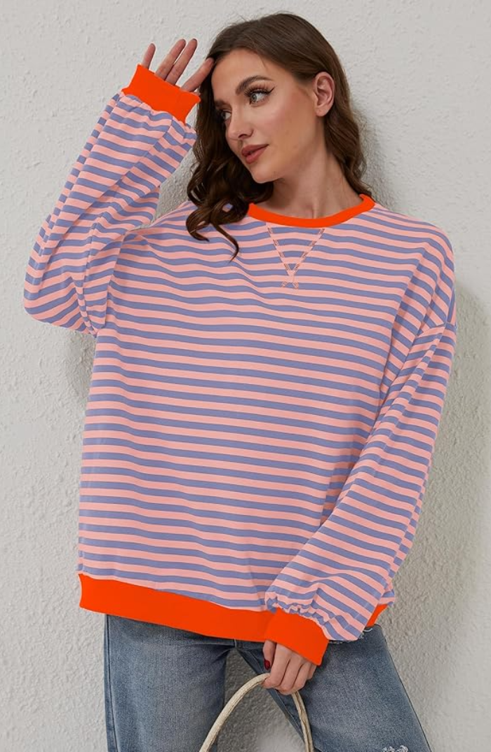 Gestreepte oversized dames sweater in roze-lila strepen met contrasterende boorden, vooraanzicht