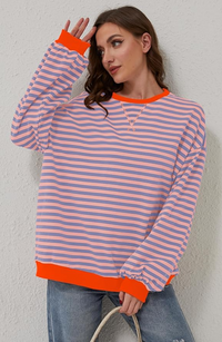 Gestreepte oversized dames sweater in roze-lila strepen met contrasterende boorden, vooraanzicht