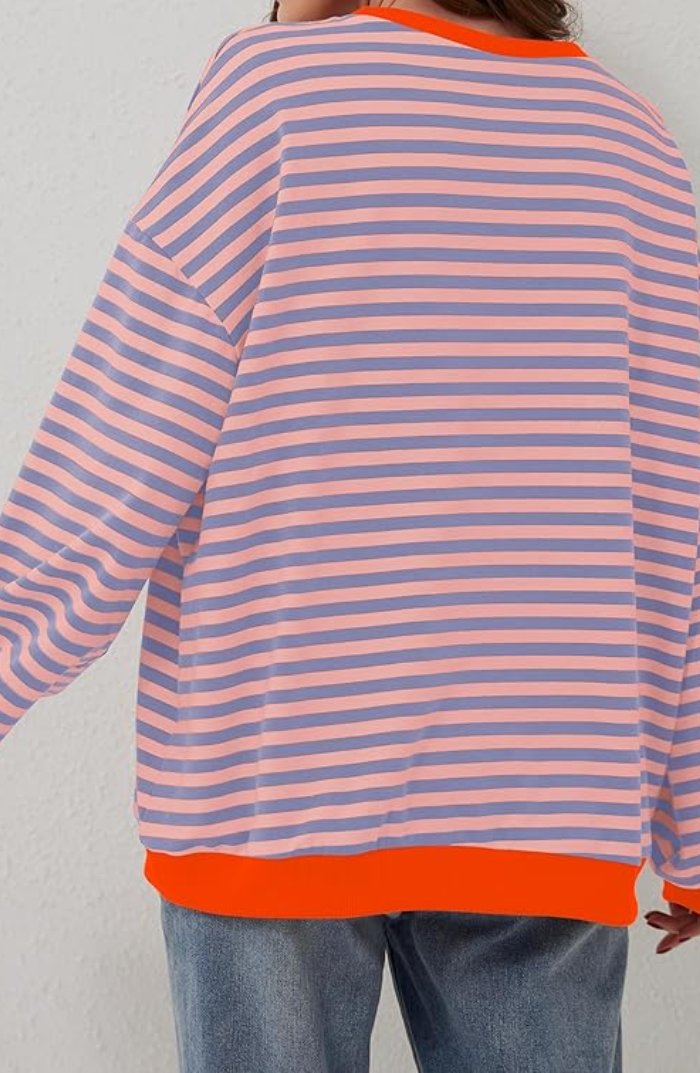 Gestreepte oversized dames sweater in roze-lila strepen met contrasterende boorden, achteraanzicht