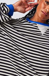 Gestreepte oversized dames sweater in zwart-witte strepen met contrasterende boorden, detail