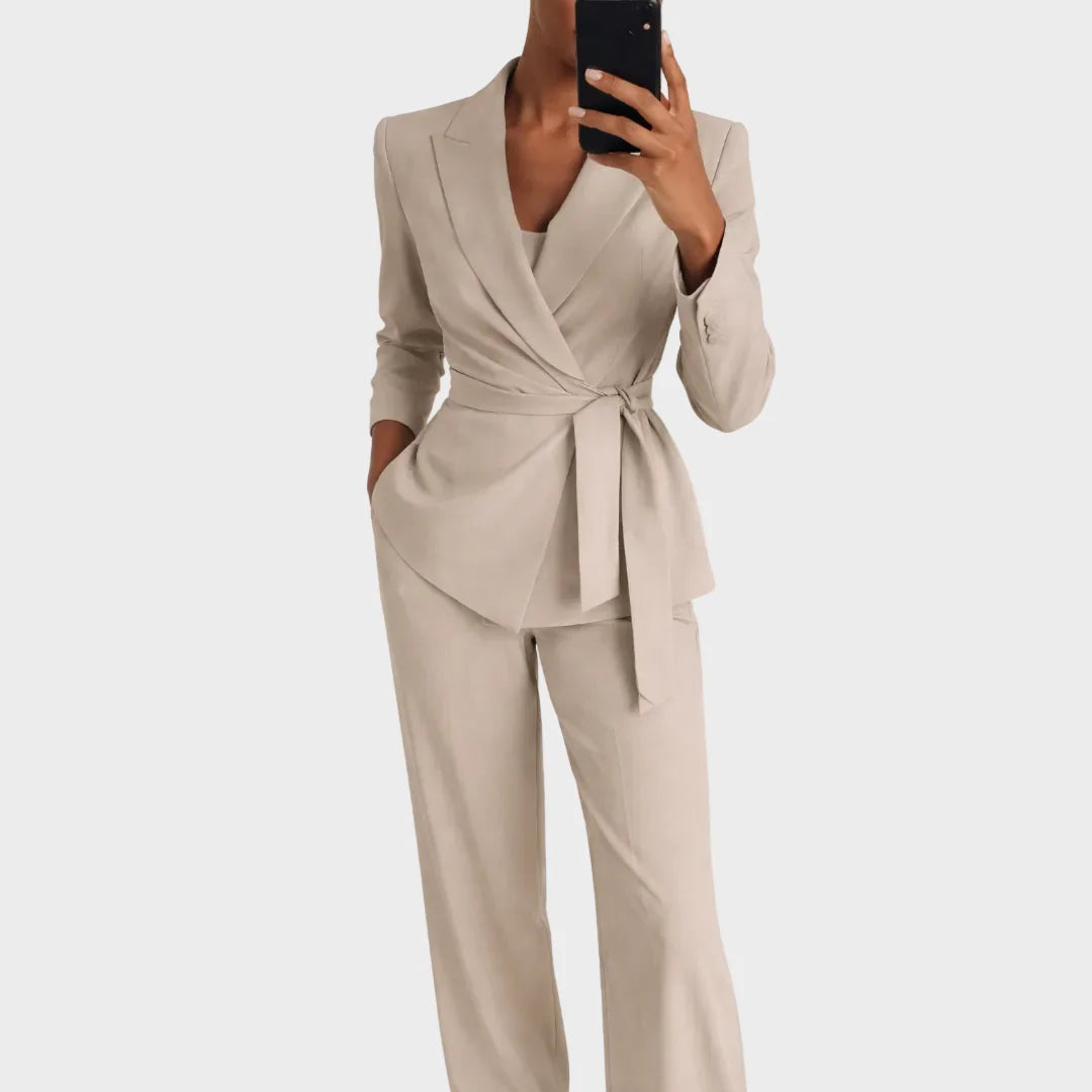 Beige broekpak dames met reverskraag, strikceintuur en wijde pantalon