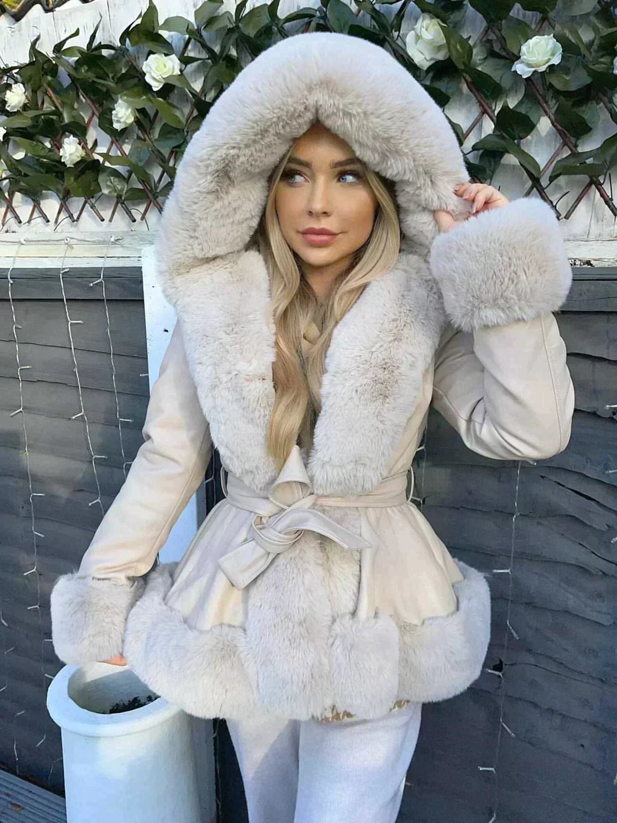 Beige getailleerde suèdelook jas met bontcapuchon, bontmanchetten en peplum met ceintuur