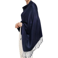 Glanzende pashmina sjaal voor dames in marineblauw met korte franjes