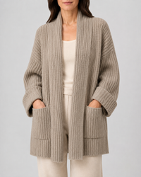 Grofgeribd dames vest met sjaalkraag in taupe, vooraanzicht