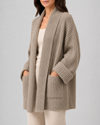 Grofgeribd dames vest in taupe met omgeslagen mouwen, zijaanzicht