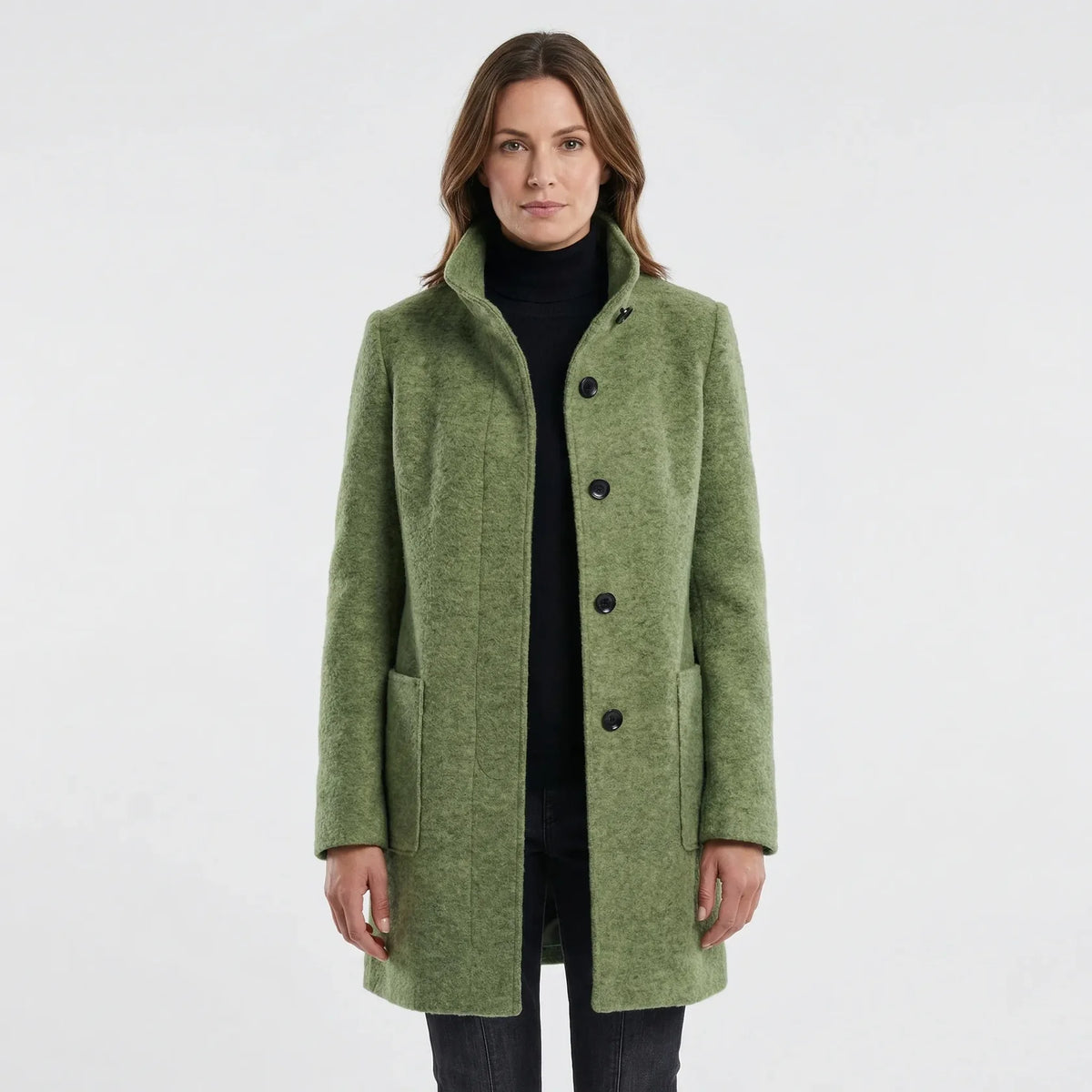 Groene mantel dames met hoge kraag over een zwarte coltrui