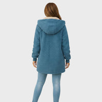 Achterkant van de blauwe halflange teddy jas voor dames met capuchon