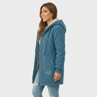 Zijaanzicht van de blauwe teddy jas voor dames met capuchon