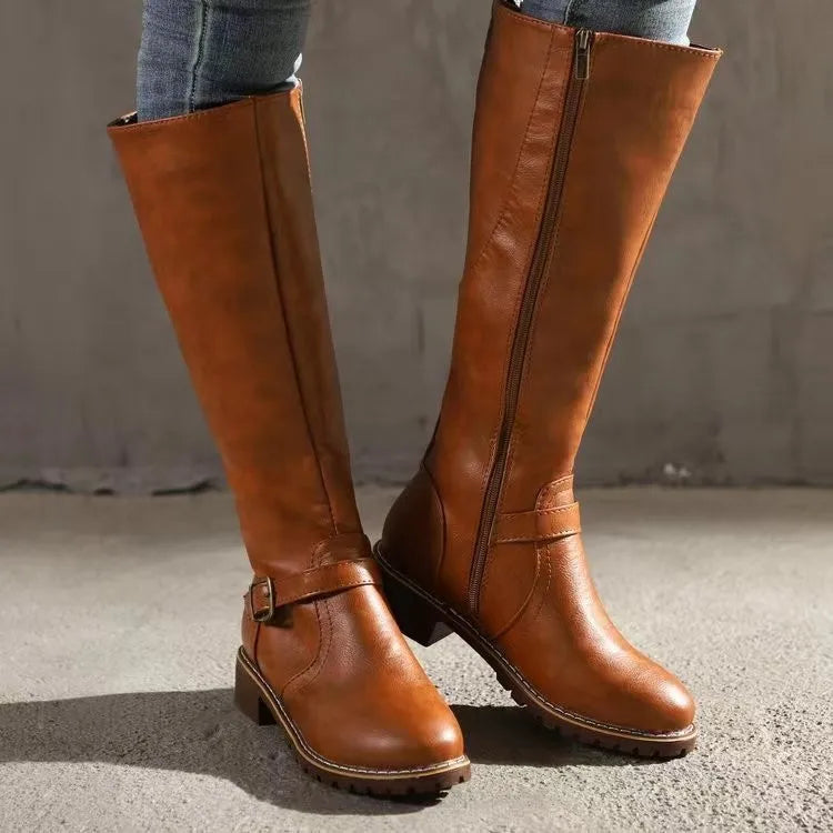 Camel hoge dames rijlaarzen met enkelgesp en binnenrits, gedragen met jeans