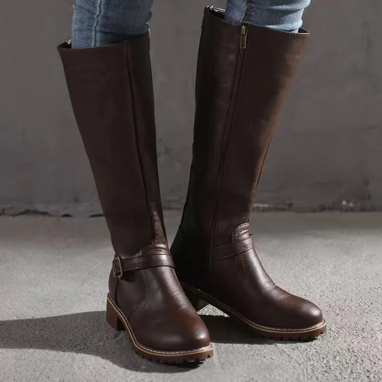 Donkerbruine hoge dames rijlaarzen met enkelgesp, gedragen met jeans