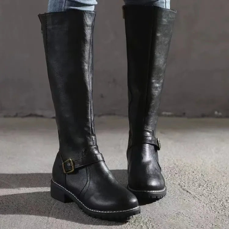 Zwarte hoge dames rijlaarzen met enkelgesp, gedragen met jeans