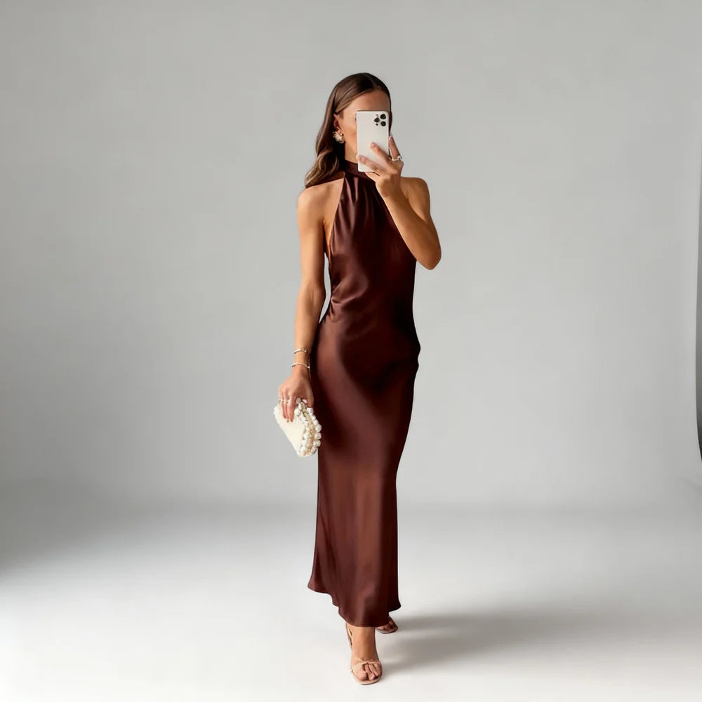 Bruine Halter Maxi Jurk met Satijnen Look en Open Rug – Elegant & Feestelijk – Hortense