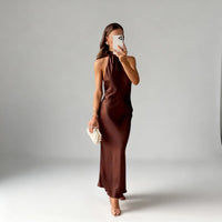Bruine Halter Maxi Jurk met Satijnen Look en Open Rug – Elegant & Feestelijk – Hortense