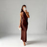 Bruine Halter Maxi Jurk met Satijnen Look en Open Rug – Elegant & Feestelijk – Hortense