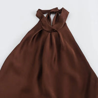 Bruine Halter Maxi Jurk met Satijnen Look en Open Rug – Elegant & Feestelijk – Hortense