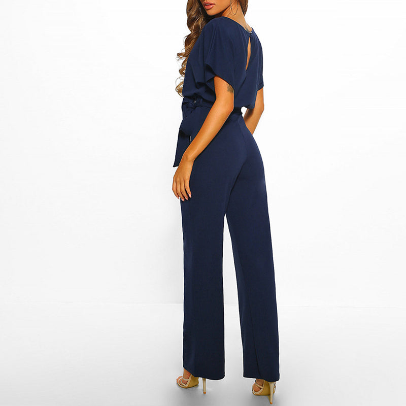 Achterkant van de jumpsuit met vleermuismouwen in marineblauw, met druppelvormige opening in de rug