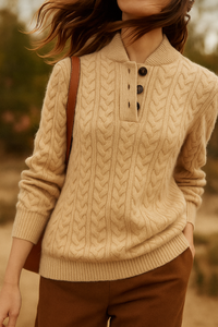 Kabelgebreide dames trui met knoopsluiting in beige, vooraanzicht