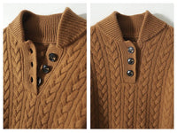 Kabelgebreide dames trui met knoopsluiting in camel, detail knoopsluiting